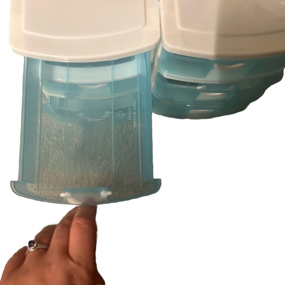 2 Plastic Drawers - Picture 4 of 4